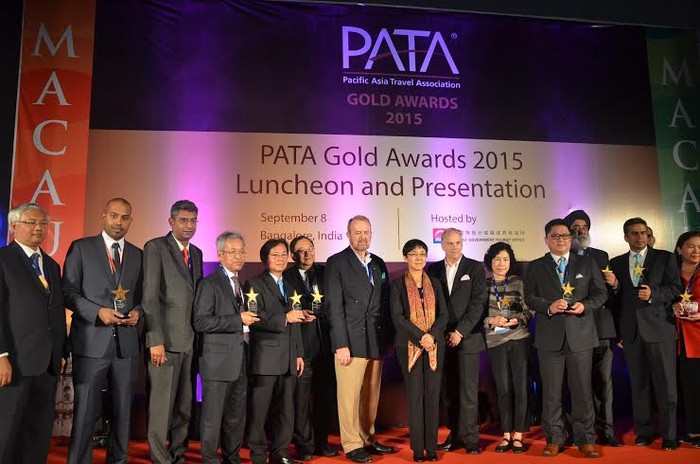 Đại diện Vietjet nhận giải tại Ấn Độ, Phó giám đốc Thương mại Jay L Lingeswara (thứ 2 từ trái sang) nhận giải vàng PATA (Pacific Asia Travel Association) Gold Awards 2015.