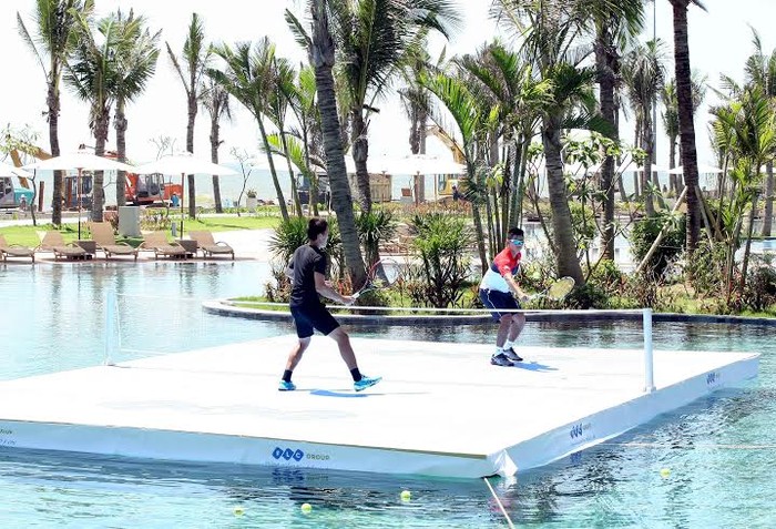 Đỗ Minh Quân và Phạm Minh Tuấn thi đấu biểu diễn trên sân tennis nổi tại bể bơi nước mặn lớn nhất Việt Nam