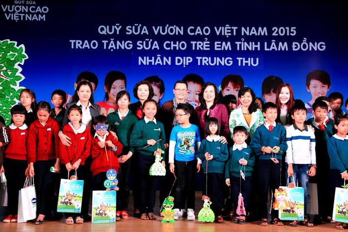 Ban Điều hành Quỹ sữa Vươn cao Việt Nam, đại diện Vinamilk và các Đại sứ chương trình cùng chụp ảnh lưu niệm với trẻ em tỉnh Lâm Đồng.