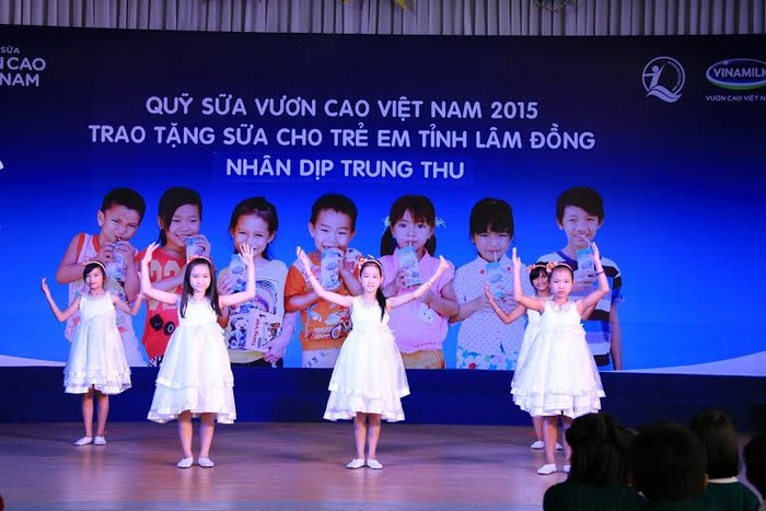 Chương trình trao sữa cho trẻ em tỉnh Lâm Đồng của Vinamilk và &quot;Quỹ Sữa vươn cao Việt Nam&quot; bắt đầu với tiết mục văn nghệ hấp dẫn của các em học sinh tỉnh Lâm Đồng.