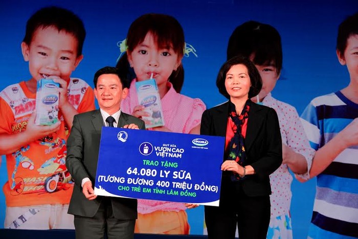 Bà Bùi Thị Hương, Giám đốc Điều hành Vinamilk trao tặng bảng tượng trưng 64.080 ly sữa tương đương 400 triệu đồng cho Quỹ Bảo trợ trẻ em tỉnh Lâm Đồng.