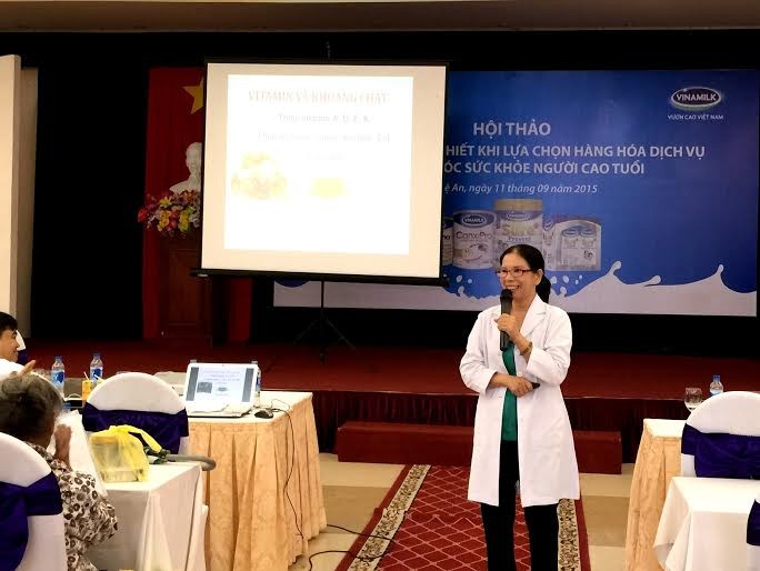 Bác sĩ Chuyên khoa I Nguyễn Thi Ánh Vân – Trung tâm Dinh dưỡng TP.HCM tư vấn chăm sóc sức khỏe cho người cao tuổi.