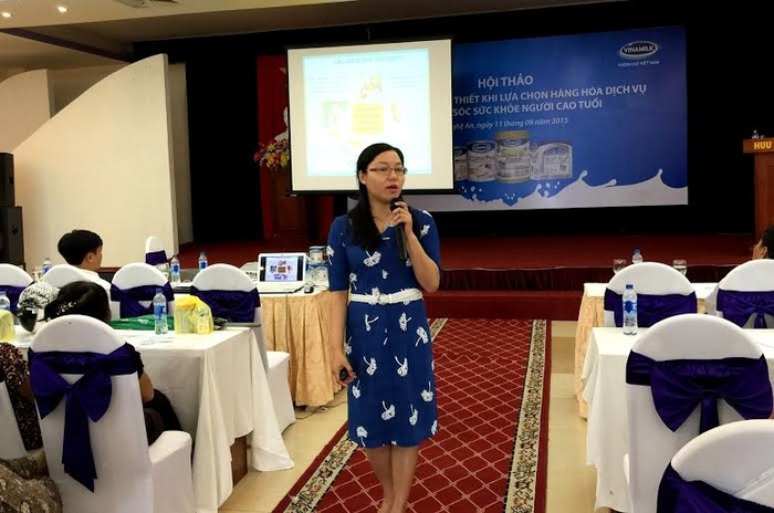 Bà Nguyễn Thị Mỹ Hòa – Trưởng ban nhãn hiệu, ngành hàng sữa bột, công ty Vinamilk chia sẻ những thông tin hữu ích của các sản phẩm dinh dưỡng dành cho người cao tuổi tại hội thảo ở TP.HCM.