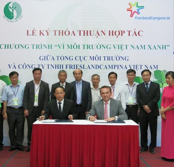 Ông Nguyễn Văn Tài - Tổng Cục trưởng Tổng Cục Môi trường và ông Arnoud van den Berg - TGĐ Công ty FrieslandCampina Việt Nam ký hợp tác thỏa thuận.