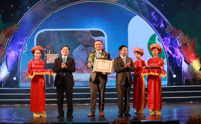 Ông Arnoud van den Berg - TGĐ Công ty FrieslandCampina Việt Nam nhận bằng khen của Bộ Tài nguyên và Môi trường dành cho tổ chức có thành tích xuất sắc trong sự nghiệp bảo vệ môi trường.