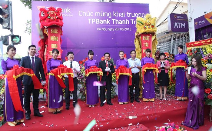 Các đại diện cùng cắt băng khai trương TPBank Thanh Trì