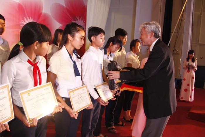 Ông Hiroharu Motohashi – Tổng Giám đốc Công ty Ajinomoto Việt Nam trao học bổng cho các em học sinh.