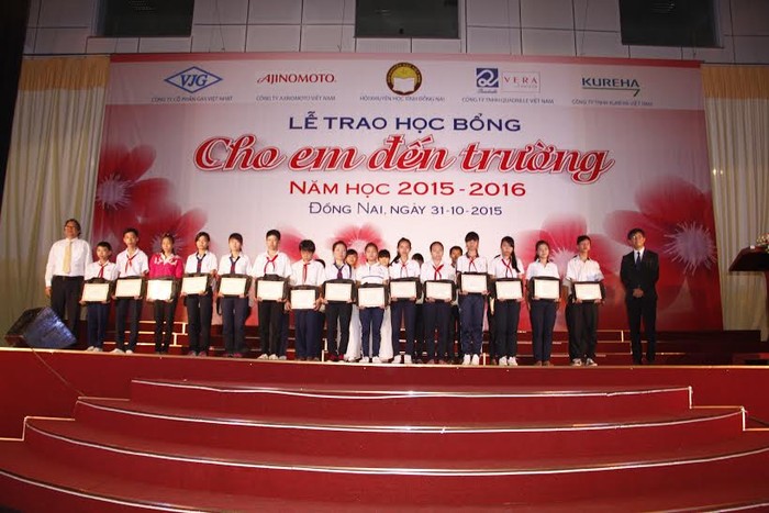 Quỹ học bổng “Ajinomoto – Cho em đến trường” của Công ty Ajinomoto Việt Nam đã phối hợp cùng Hội Khuyến học tỉnh Đồng Nai trao tặng 190 suất học bổng cho các học sinh nghèo hiếu học của các trường THCS và THPT tại tỉnh Đồng Nai.