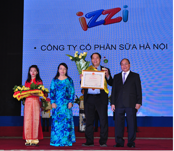 Phó Thủ tướng Nguyễn Xuân Phúc và Bộ trưởng Bộ Y Tế Nguyễn Thị Kim Tiến trao giải thưởng Top 20 Thương hiệu vàng Thực phẩm Việt Nam cho Nhãn hàng Sữa IZZI.