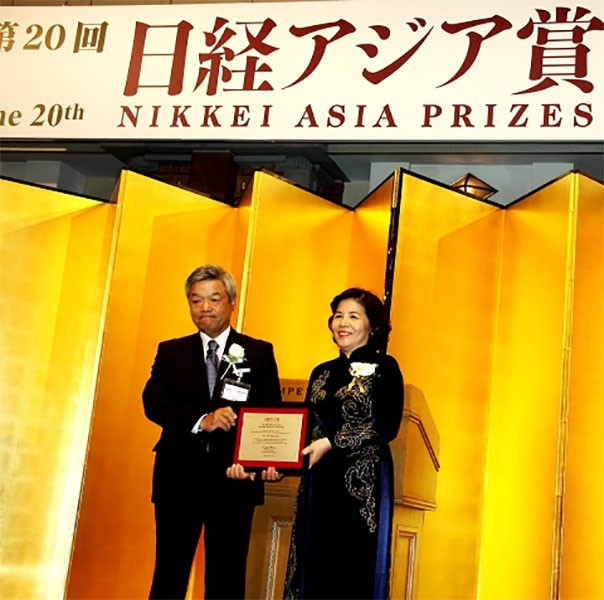 Bà Mai Kiều Liên – Chủ tịch Hội đồng quản trị kiêm Tổng giám đốc Vinamilk là người Việt Nam duy nhất đoạt giải trong lĩnh vực “Kinh tế và đổi mới doanh nghiệp” của Giải thưởng Nikkei châu Á.