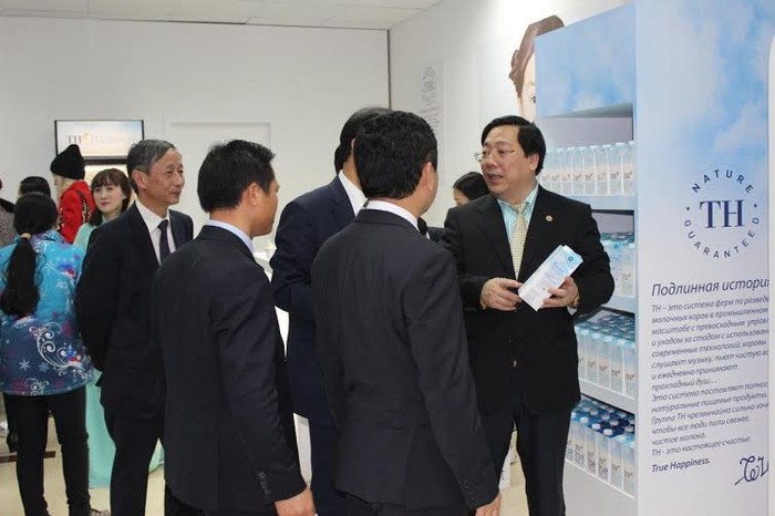 Ông Nguyễn Thanh Sơn, Đại sứ Việt Nam tại Liên bang Nga thăm gian hàng của TH true MILK.