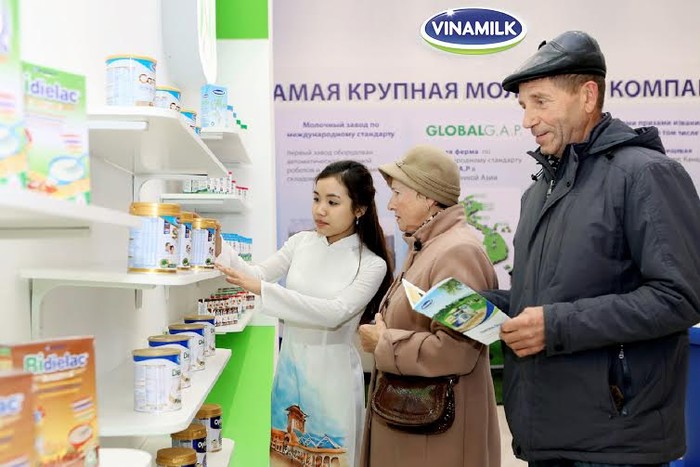 Đại diện Vinamilk đang giới thiệu đến người tiêu dùng Nga những sản phẩm chất lượng, đa dạng của Vinamilk – Công ty sữa hàng đầu tại Việt Nam và thương hiệu sữa duy nhất trong ngành sữa Việt Nam 4 lần liên tiếp đươc Chính phủ Việt Nam vinh danh Thương hiệu Quốc gia.