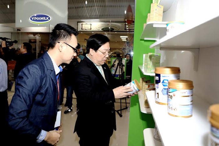 Ông Nguyễn Thanh Sơn - Đại sứ đặc mệnh toàn quyền Việt Nam tại Liên Bang Nga quan tâm đến các sản phẩm sữa bột của Vinamilk tại Hội chợ Hàng VN Chất lượng cao ở Nga.