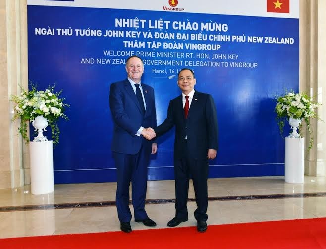 Chủ tịch Tập đoàn Vingroup Phạm Nhật Vượng đón tiếp Thủ tướng New Zealand John Key tới thăm Vingroup.