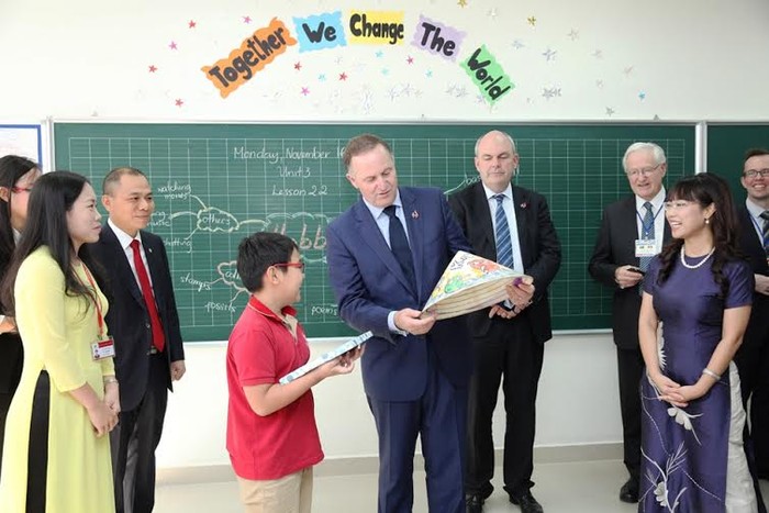 Thủ tướng John Key thích thú ngắm bức tranh được vẽ trên nón lá – món quà lưu niệm do học sinh Vinschool tặng khi ông tới thăm một lớp học thuộc Trường tiểu học Vinschool.