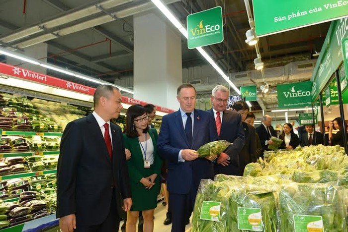 Thủ tướng John Key rất ấn tượng với những sản phẩm rau củ sạch của VinEco được trưng bày trong Siêu thị Vinmart Times City.