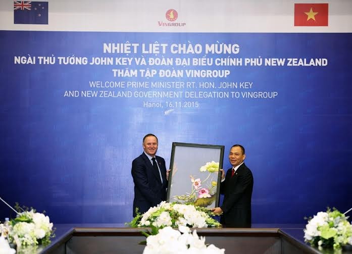 Thủ tướng John Key nhận quà lưu niệm từ Chủ tịch Tập đoàn Vingroup.