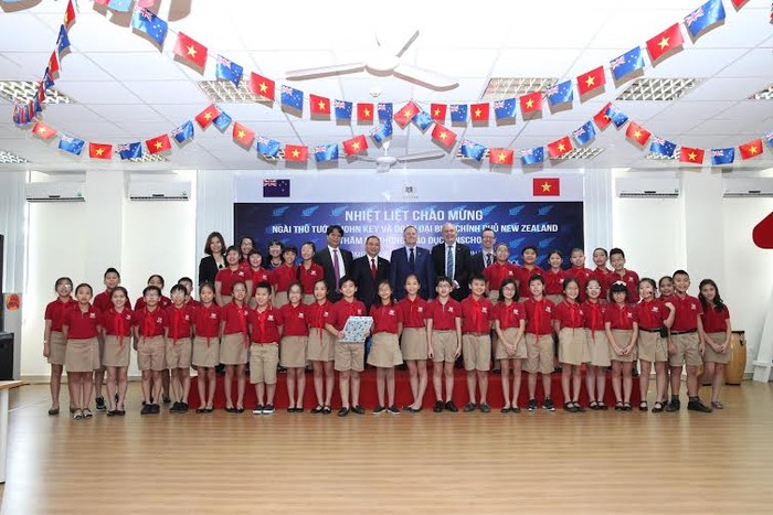 Thủ tướng John Key chụp ảnh lưu niệm với học sinh Trường tiểu học Vinschool.