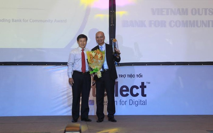 Ông Chu Nguyên Bình, Phó Tổng giám đốc BAC A BANK, thay mặt Ban Điều hành Ngân hàng đã nhận cúp và giấy chứng nhận giải thưởng do IDG trao tặng.