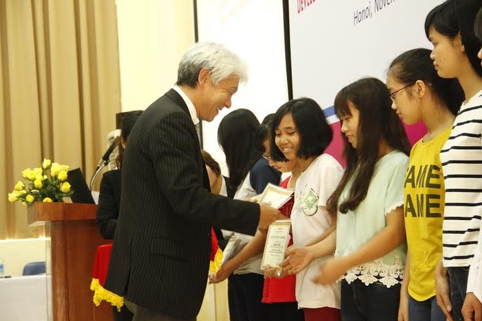 Ông Hiroharu Motohashi - TGD Công ty Ajinomoto Việt Nam trao 15 suất học bổng cho sinh viên có điểm đầu vào cao nhất.