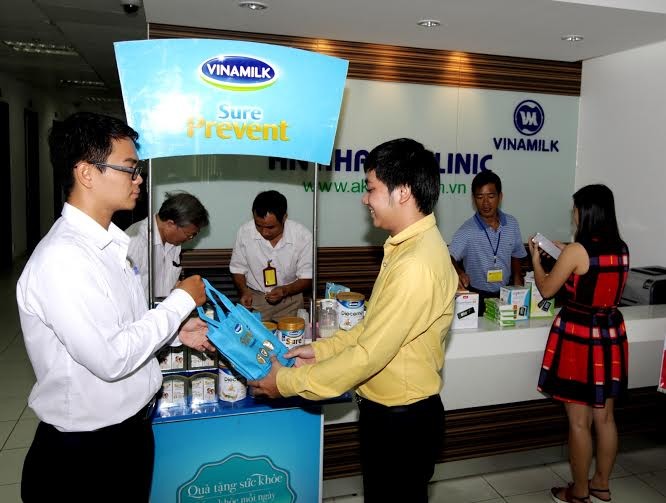 Phòng Khám Đa Khoa An Khang phối hợp với Vinamilk tặng sữa cho khách hàng tại chương trình.