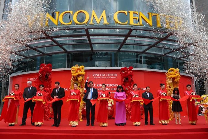 Từng bừng khai trương Trung tâm thương mại Vincom Center Nguyễn Chí Thanh.