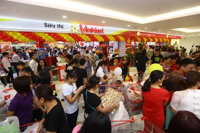 Đông đảo khách hàng đến thăm quan, mua sắm tại TTTM Vincom Center Nguyễn Chí Thanh ngày khai trương.