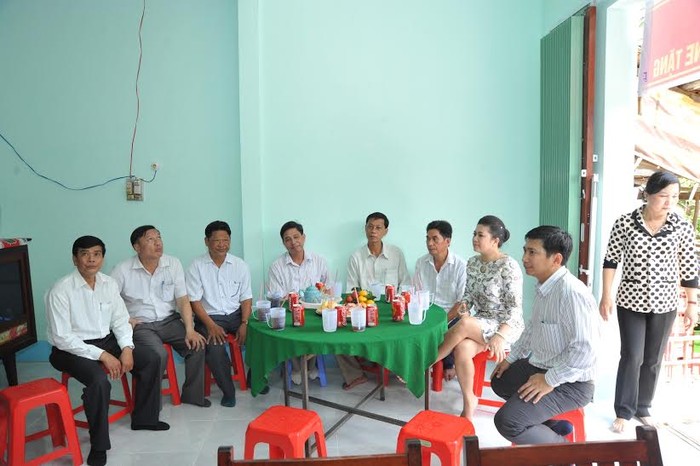 Chính quyền địa phương đến chung vui cùng gia đình ông Bùi Văn Bửu trong ngày đón nhận căn nhà mới.