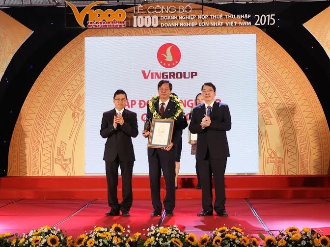 Phó Chủ tịch Vingroup Lê Khắc Hiệp nhận giải Top 10 doanh nghiệp nộp thuế lớn nhất Việt Nam.