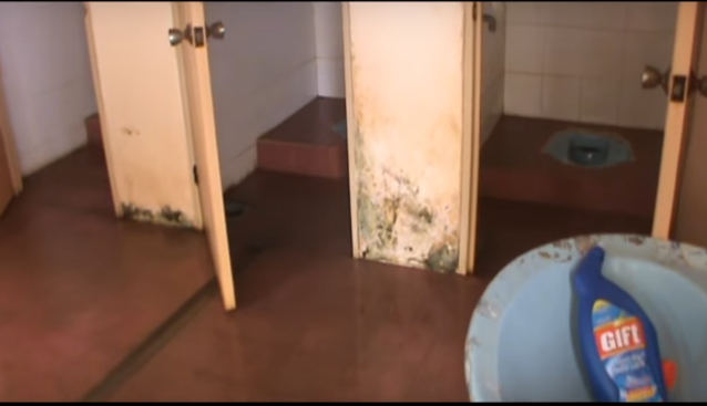 Bên trong nhà vệ sinh của một trường tiểu học đạt chuẩn quốc gia ở Bình Dương.