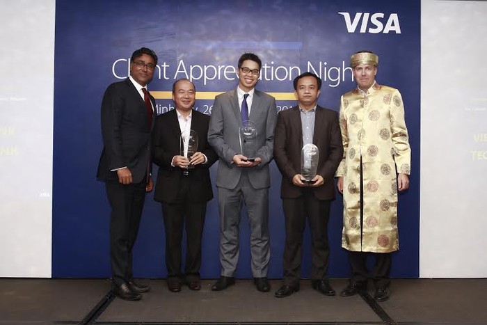 Đại diện ngân hàng Techcombank nhận giải Top 3 ngân hàng có doanh số sử dụng thẻ Visa lớn nhất 2015.