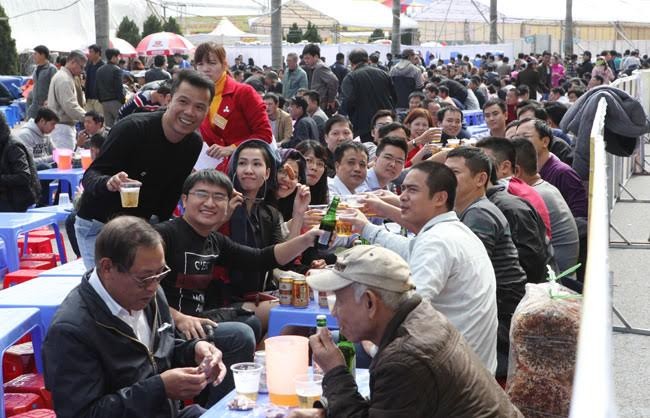 Hàng chục ngàn thực khách đến tham gia Ngày hội bia 2015.