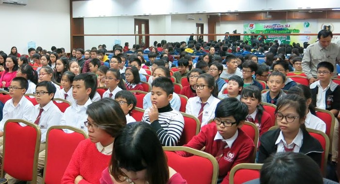 Các em học sinh tham dự buổi lễ.