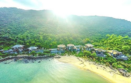 Chủ nhật (ngày 13/12 - theo giờ Việt Nam), tại thành phố cảng El Jadida, Vương quốc Marốc, Khu nghỉ dưỡng InterContinental Danang Sun Peninsula Resort của Tập đoàn Sun Group đã tiếp tục được vinh danh “Khu nghỉ dưỡng sang trọng bậc nhất thế giới năm 2015”.