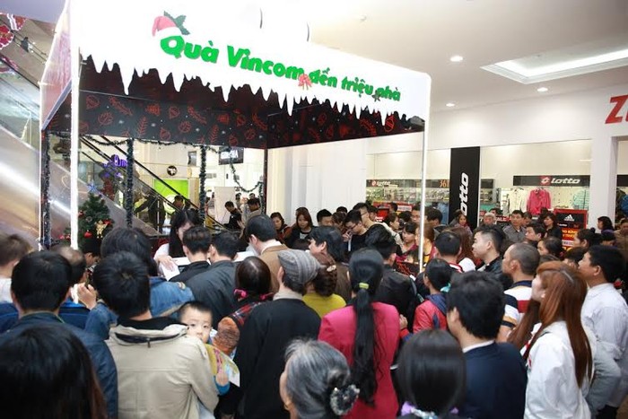 Hàng trăm ngàn quà tặng đã đến tay khách hàng nhân dịp Vincom khai trương 3 TTM.