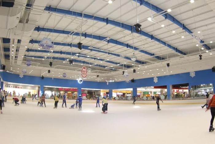 Các bạn trẻ háo hức với sân trượt băng tự nhiên trong nhà lớn nhất TP.Hồ Chí Minh Vinpearlland Ice Rink.