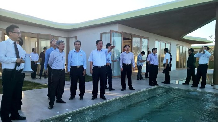 Các đại biểu thăm quan khu biệt thự nghỉ dưỡng ven biển FLC Resort Samson.