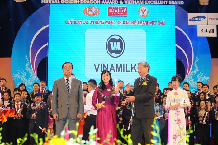 Bà Nguyễn Minh Tâm, Giám đốc Chi nhánh Vinamilk tại Hà Nội đại diện công ty nhận giải thưởng Thương hiệu mạnh Việt Nam 2015