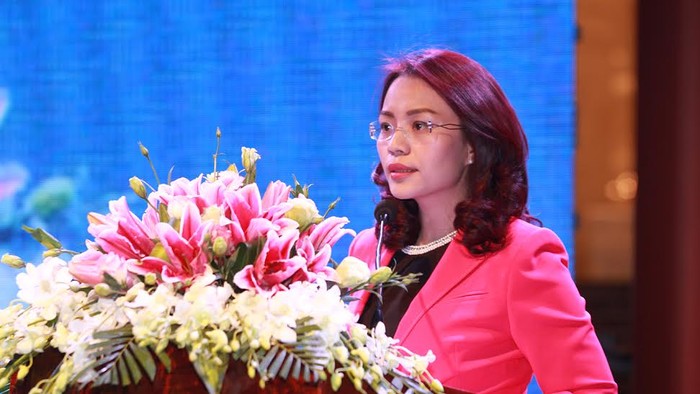 Bà Hương Trần Kiều Dung - Tổng Giám đốc Tập đoàn FLC - phát biểu chào mừng bà con kiều bào tham dự chương trình “Xuân yêu thương” tại FLC Vĩnh Thịnh Resort.