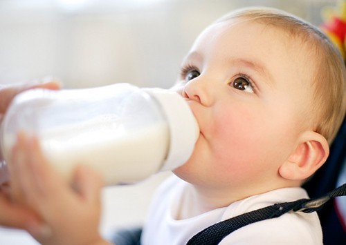 Không ít ông bố, bà mẹ đang băn khoăn &quot;Cho con uống sữa ngọt hay sữa nhạt tốt hơn?&quot;. Ảnh minh họa.