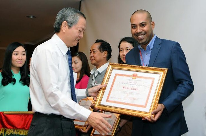 Phó chủ tịch UBND TP.HCM Lê Văn Khoa trao tặng Bằng khen cho đại diện Vietjet tại buổi Lễ