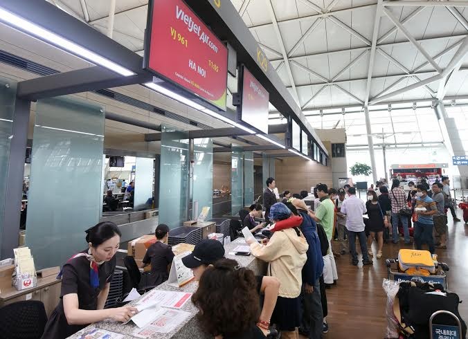 Hành khách Vietjet làm thủ tục check in tại sân bay quốc tế Inchoen – Hàn Quốc.