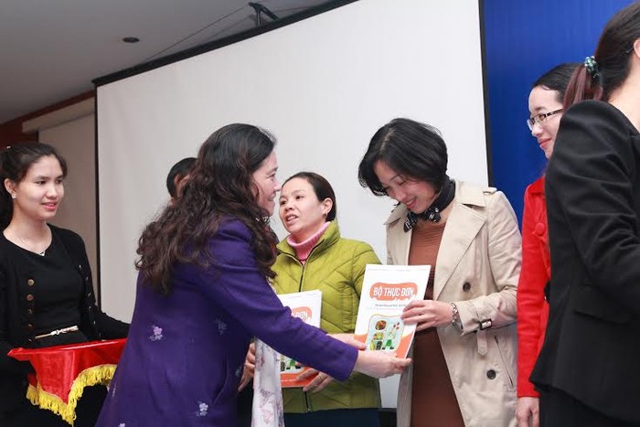 Bà Nguyễn Thị Lâm - Phó Viện trưởng Viện Dinh dưỡng quốc gia trao cuốn thực đơn chuẩn.