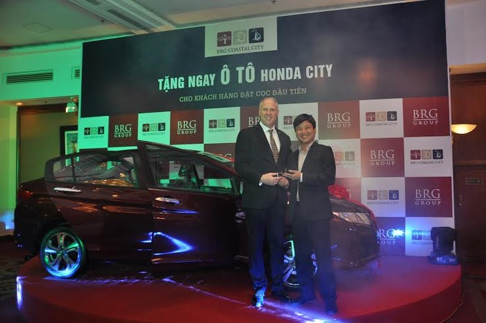 Ông Lê Tuấn Anh, khách hàng đặt cọc đầu tiên đã may mắn sở hữu chiếc ô tô Honda City.