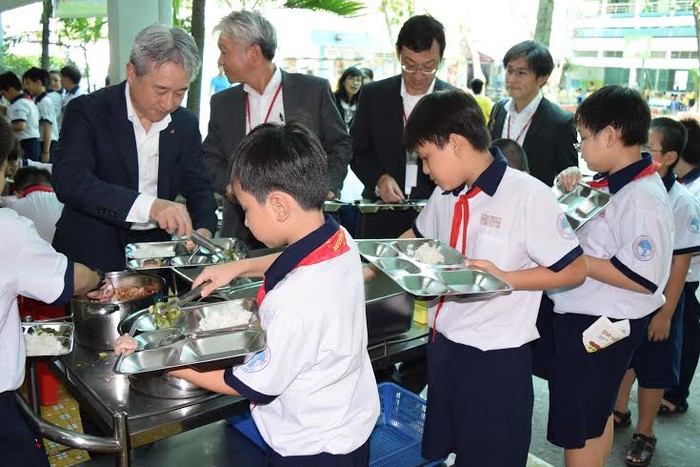 Ông Takaaki Nishii - Chủ tịch kiêm Giám đốc điều hành Tập đoàn Ajinomoto thăm trường Tiểu học Trưng Trắc và bếp ăn chuẩn thuộc dự án “Bữa ăn học đường”