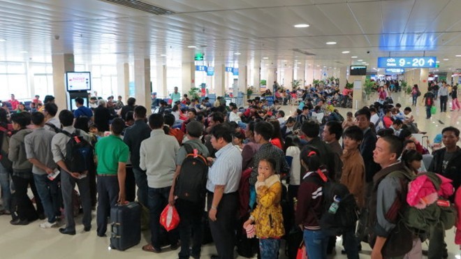 Cảnh sân bay Tân Sơn Nhất đông nghịt khách những ngày cuối năm (ảnh Zing).