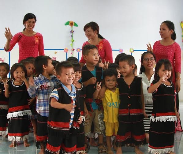 Niềm vui của các em học sinh vùng sâu vùng xa trong ngôi trường Đèn Đom Đóm mới.