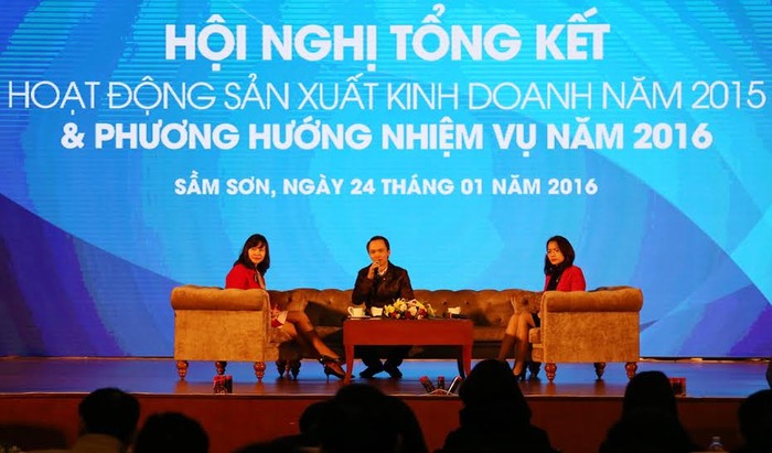 Chủ tịch HĐQT Tập đoàn FLC Trịnh Văn Quyết, Tổng Giám đốc Hương Trần Kiều Dung và Phó TGĐ Đàm Ngọc Bích trả lời các câu hỏi của CBNV Tập đoàn FLC tại Hội nghị Tổng kết.
