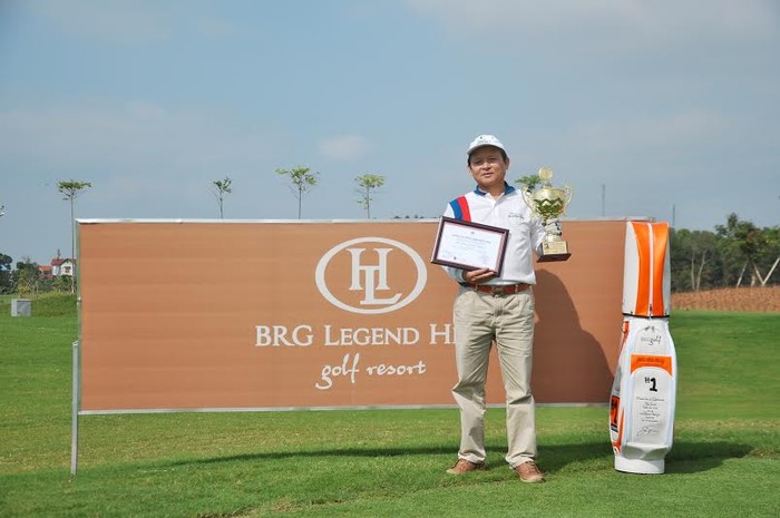 Ông Phong nhận cúp, giấy chứng nhận và món quà đặc biệt từ BRG Golf.