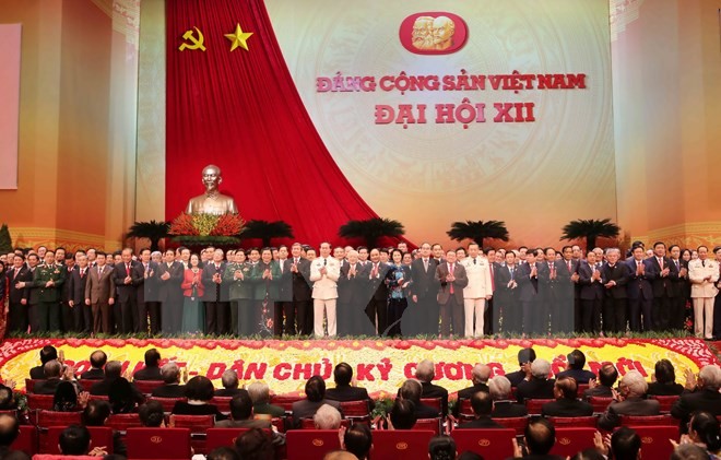 Ban Chấp hành Trung ương khóa XII ra mắt Đại hội XII của Đảng. (Nguồn: TTXVN).